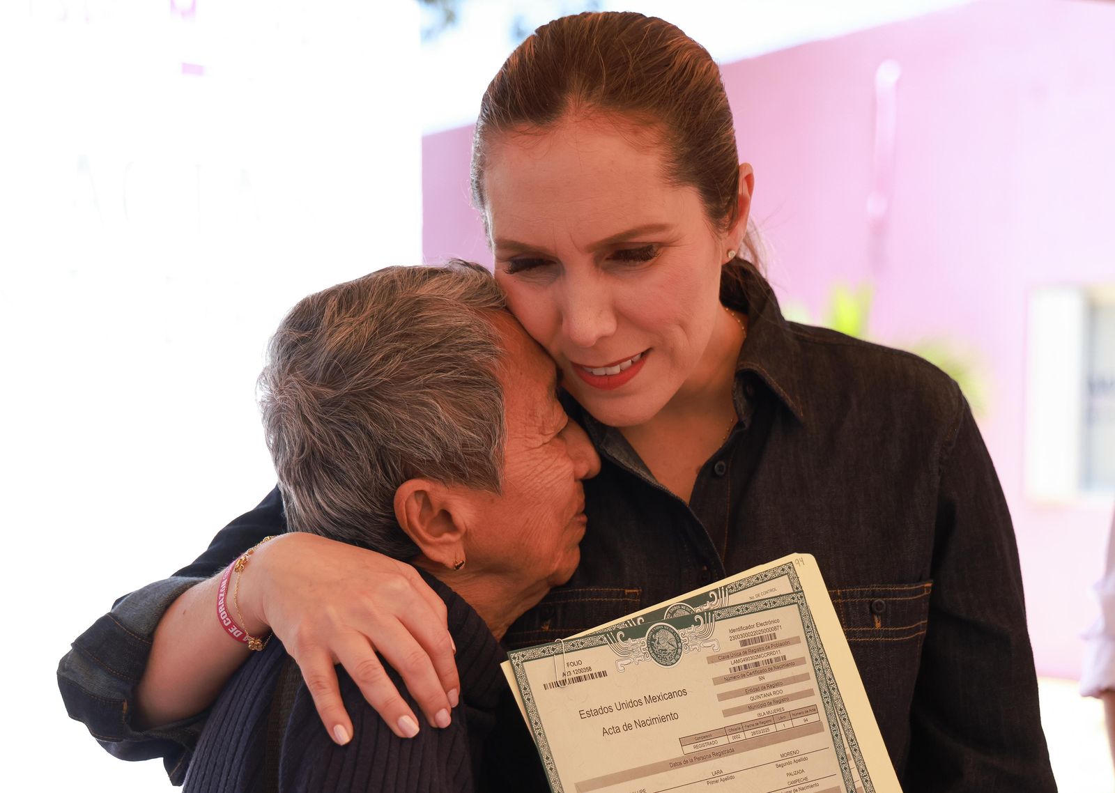 Entrega Atenea Gómez actas de nacimiento en zona continental